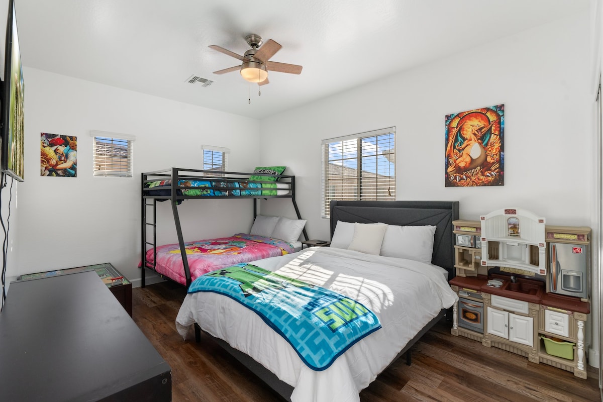 Benvenuto nella stanza dei bambini per eccellenza!  Dotato di una TV a tema anime con tutti i migliori servizi di streaming e un tesoro di giocattoli, questo spazio suscita immaginazione e avventura. Perfetto per le serate di gioco e le accoglienti serate al cinema! 