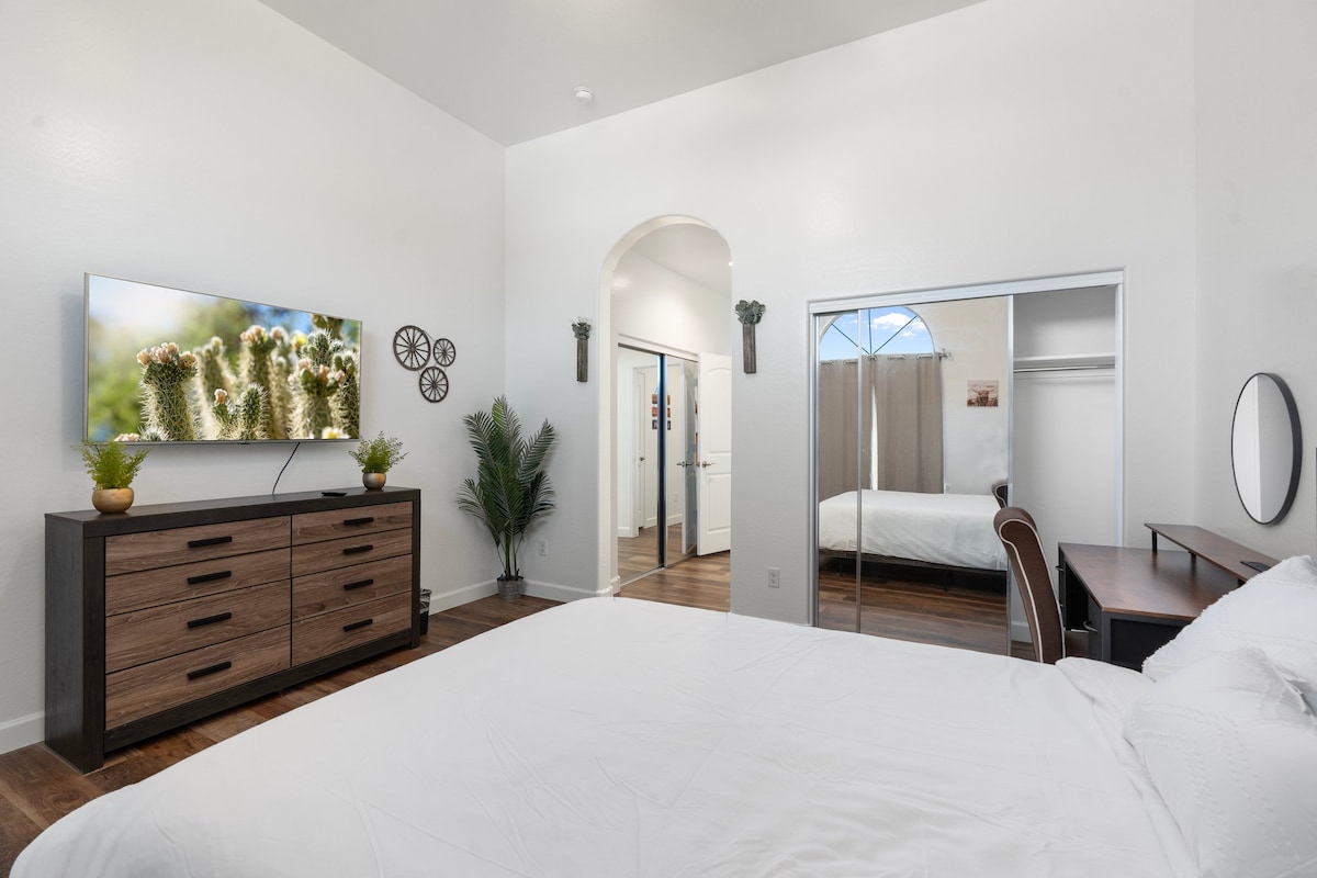 Rifugiati nella tua tranquilla camera da letto principale con bagno privato, un'accogliente TV con più opzioni di streaming e una zona lavoro o zona trucco dedicata. Perfetto per rilassarsi dopo una lunga giornata o per prepararsi per una serata fuori. La tua oasi personale ti aspetta!