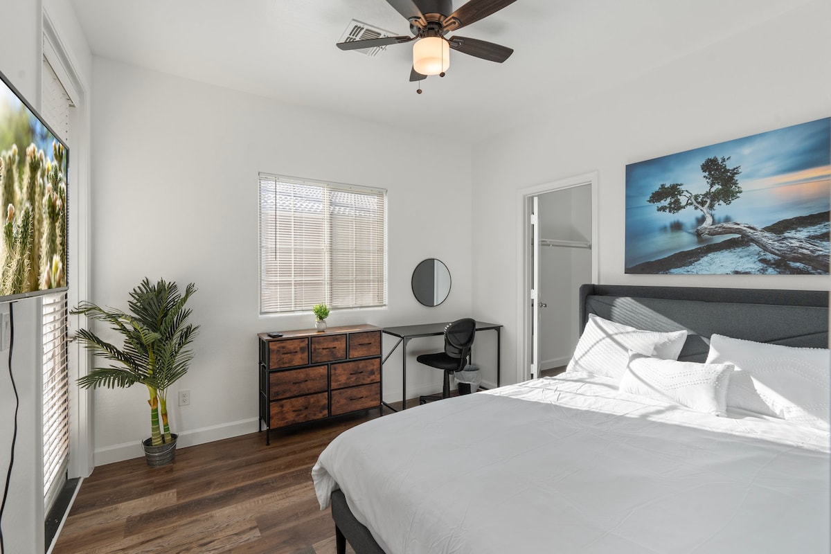 Scopri la tua fuga serena in questa stanza zen, dotata di cabina armadio, balcone privato e TV con diversi servizi di streaming. ✨ Goditi uno spazio di lavoro o un'area per il trucco dedicata alla creatività. Rilassati e ringiovanisci nel tuo rifugio perfetto! 