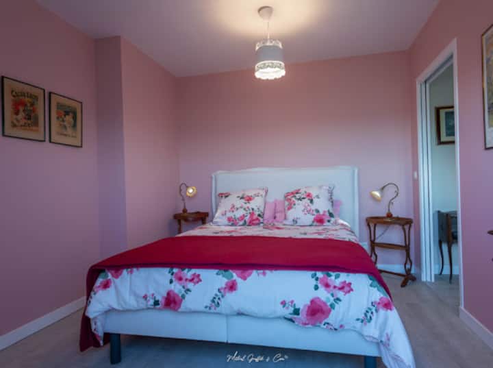 Პირველი სართულის ვარდისფერი ოთახი