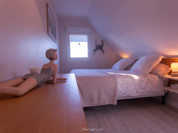 პირველი სართულის კრემისფერი ოთახი