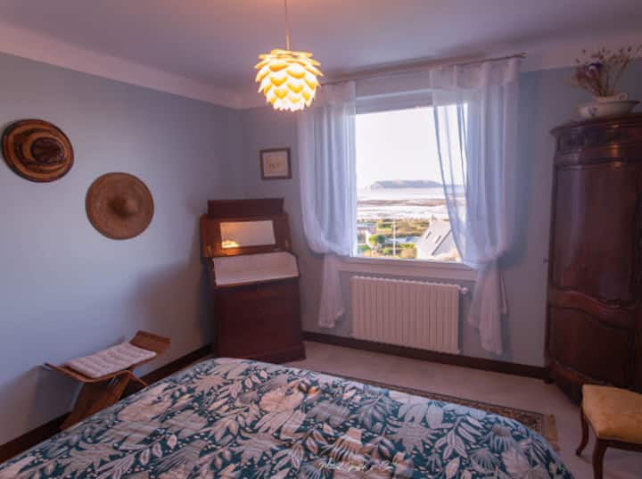 Პირველ სართულზე მწვანე საძინებელი