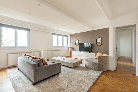 Spacious and comfortable with Eiffel Tower view