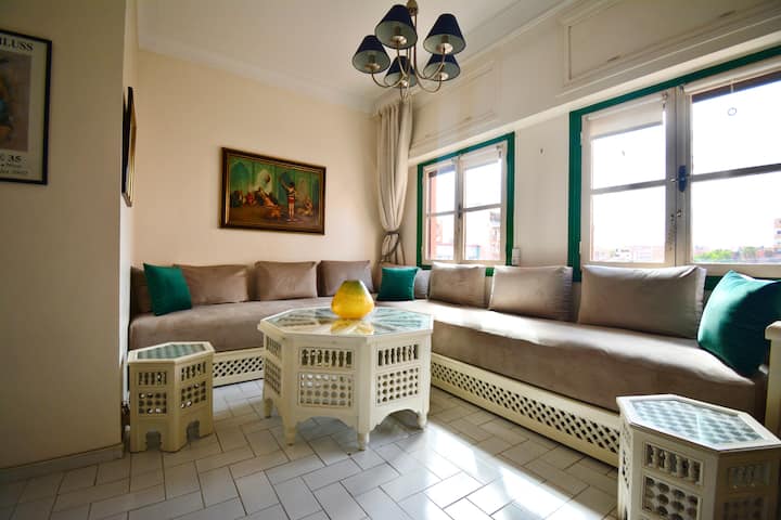 הסלון הנעים עם טוויסט וינטג' כולל פינת טרקלין, טלוויזיית FHD עם נטפליקס ומבחר ספרים. יש גם מאוורר קטן. מעוצב עם ציורי וינטג', עם אווירת רטרו חמה.



