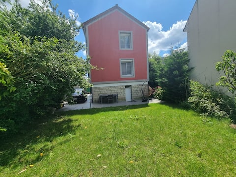House 5 minutes' walk to RER E