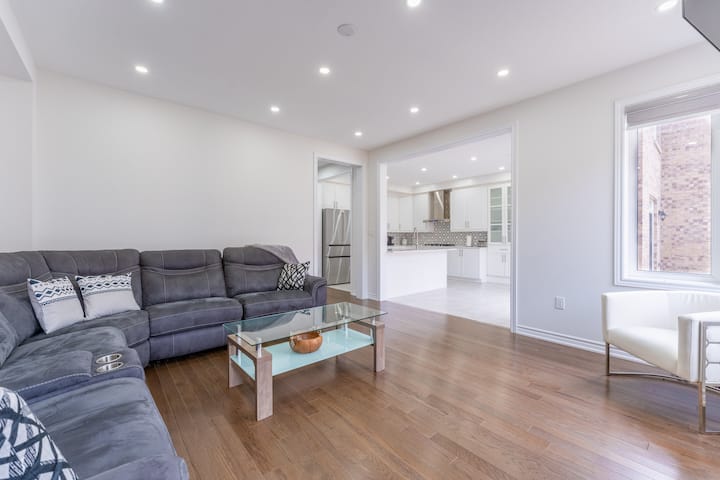 Bright & Spacious 6 Br | Private | Main Floor Bath - Caledon