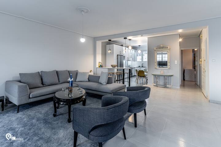 Adéntrate en un mundo de elegancia discreta en este amplio espacio de estar de planta abierta, donde los elegantes tonos grises y el diseño moderno crean un ambiente de comodidad sofisticada y estilo sin esfuerzo.