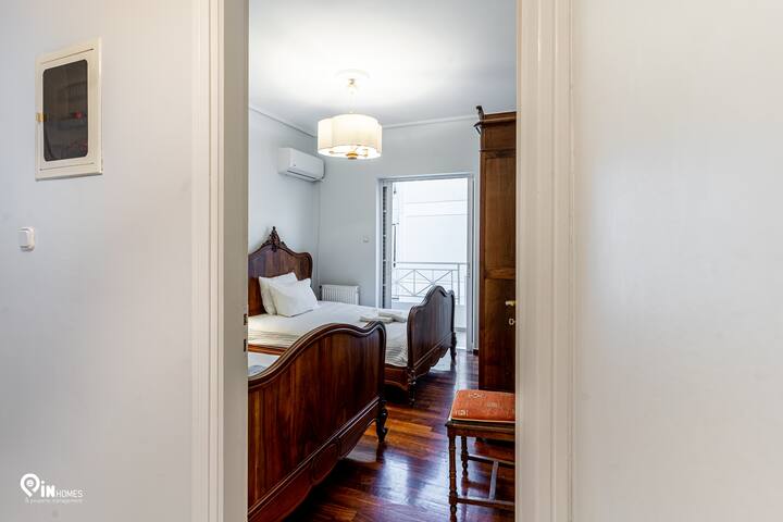 Bienvenido a un espacio donde la elegancia atemporal se encuentra con la tranquilidad, invitándote a relajarte en la comodidad de los muebles de madera clásicos y dejar que la luz fresca del balcón privado inspire tu día.