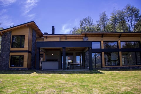 Villa la Angostura House with a lake view