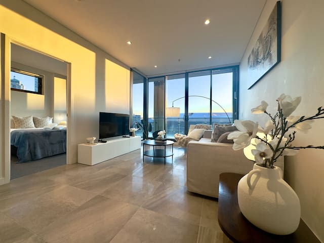 Chic 2 bedroom condo steps to Darling Harbour