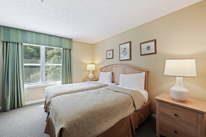 2 eenpersoonsbedden, kan tegen betaling veranderen in King-configuratie. Boven