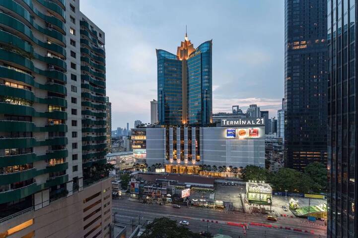 Central Asoke Luxury High Floor Condo Sleeps 4 gallery image 5