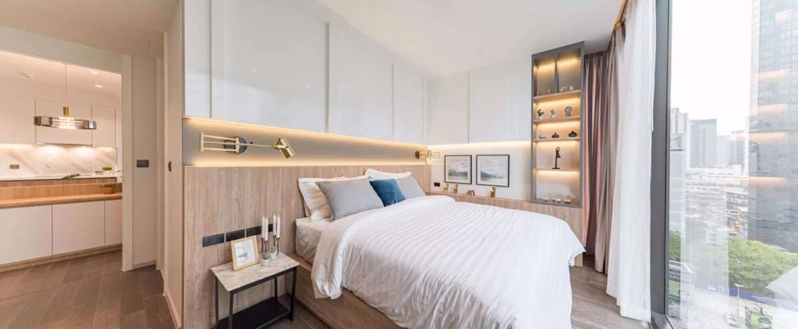 Central Asoke Luxury High Floor Condo Sleeps 4 gallery image 4