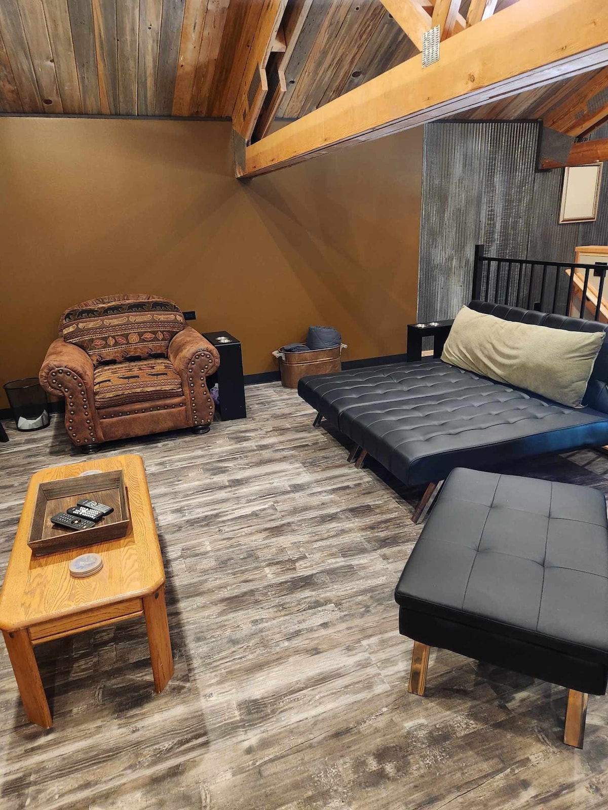 เตียงควีนไซส์แบบดึงออกได้อยู่ในพื้นที่ห้องใต้หลังคา/ห้องนั่งเล่น 