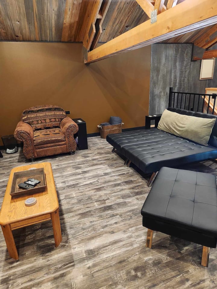 Брачниот кревет (широк 150-179 см) се наоѓа во поткровјето / дневната соба 