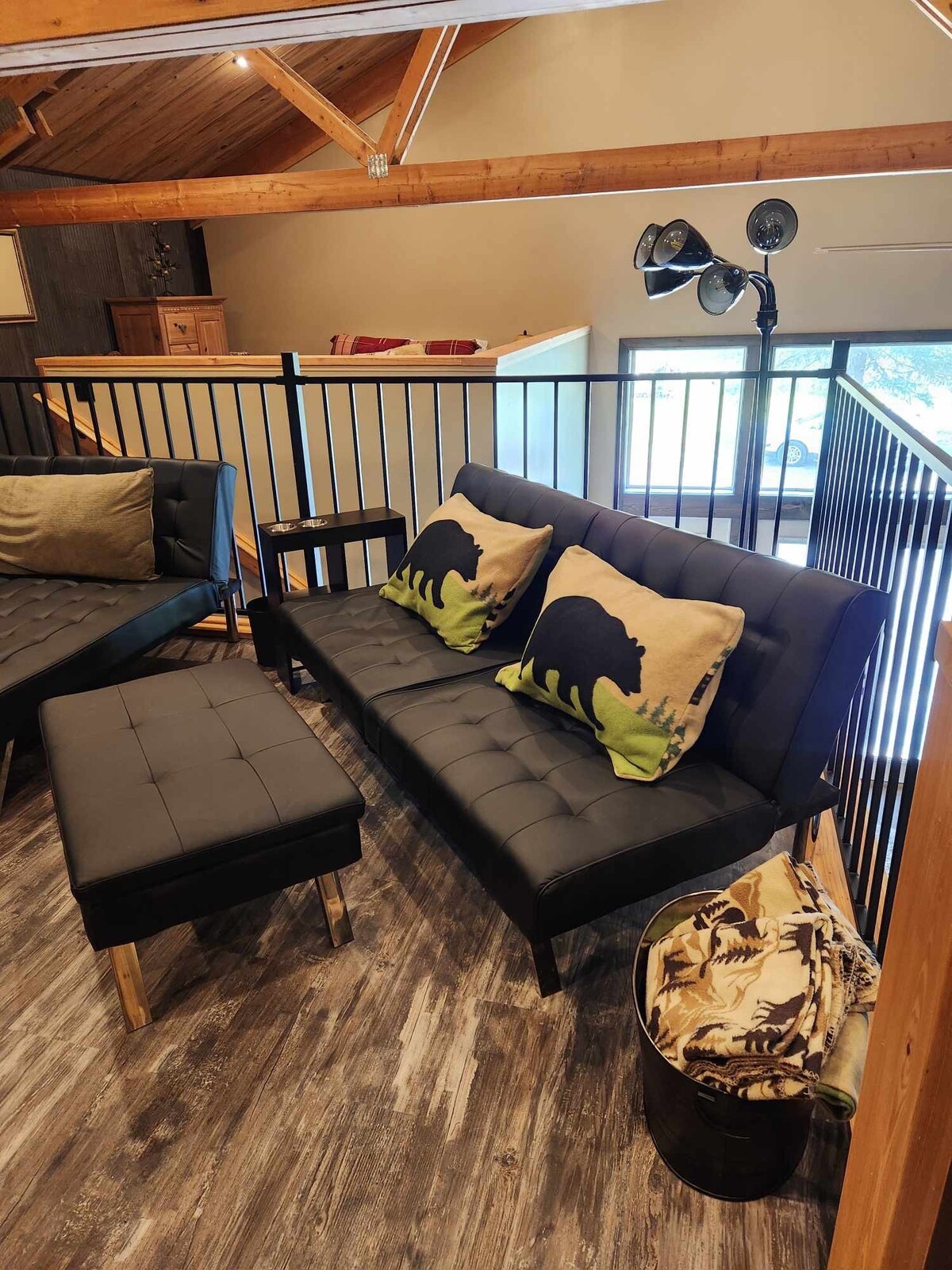 เครื่องนอนสำหรับฟูกอยู่ในตู้เสื้อผ้าบนชั้น 2 