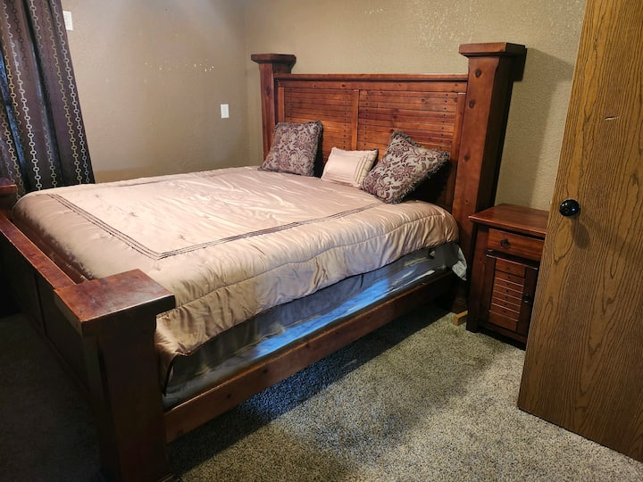 La habitación king es muy agradable y tiene asientos dobles para acostarse y vestirse.