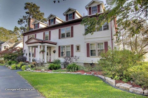 Alma Villa - Historic Lakefront Mansion w/Hot Tub