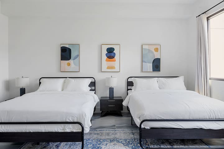 Esta habitación está equipada con dos acogedoras camas queen. ¡Perfecto para relajarse! ¡Las persianas y las lámparas oscuras de la habitación te permiten controlar el ambiente de la habitación! 