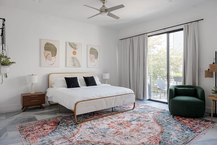 ¡Disfruta de esta lujosa cama tamaño king! Esta habitación está equipada con una televisión inteligente. ¡Ponte acogedor y transmite todos tus programas favoritos! ¡Esta habitación tiene mucha iluminación natural y persianas oscuras para que controles el ambiente! 