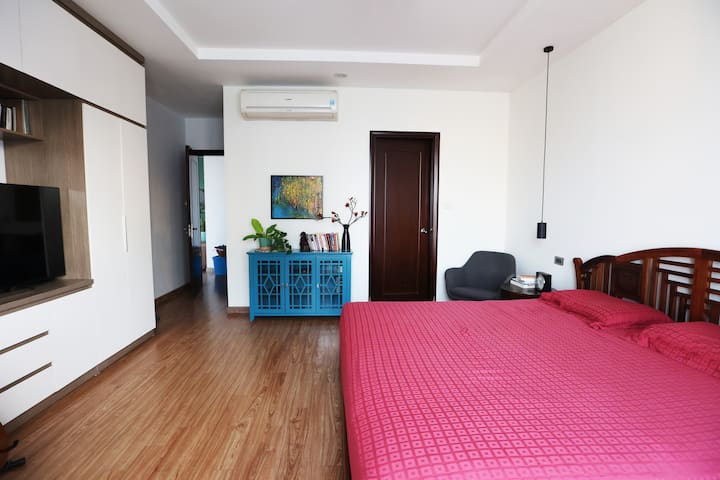 Đây là phòng lớn nhất, có bàn làm việc, bàn đọc sách, TV và phòng tắm khép kín. Cảm giác như một studio nếu bạn không cần phải nấu ăn. Phong cách trang trí lấy cảm hứng từ Địa Trung Hải, xanh dương, trắng và vàng, tạo ra một bầu không khí mộc mạc, tinh khiết và sôi động.