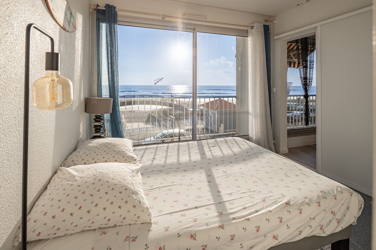 dhomë me pamje nga oqeani në mëngjes kur zgjohesh