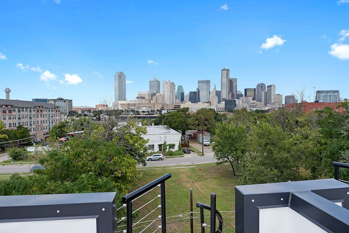 Modern Urban Oasis – Skyline Views – No. 1509