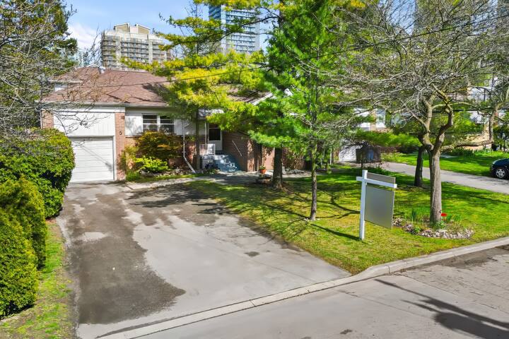 Yonge 5B2B 5mins to North York Central Station W P gallery image 5