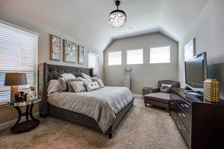 Pet Friendly 4-Bedroom Home gallery image 5