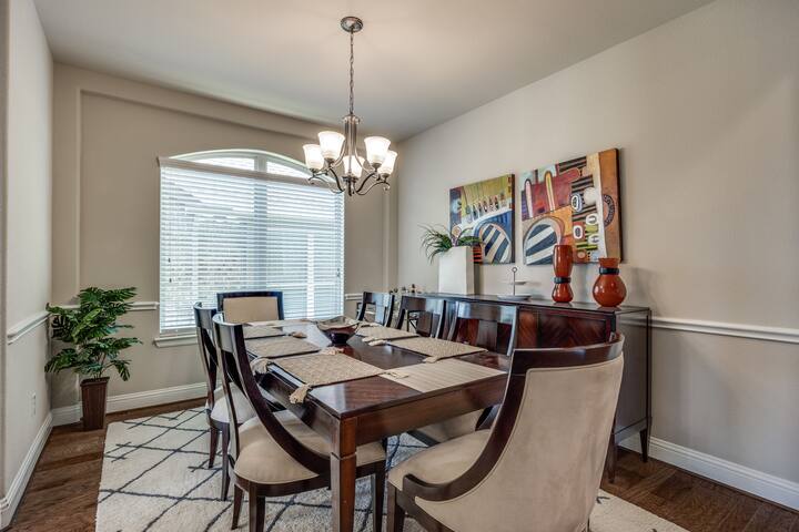 Pet Friendly 4-Bedroom Home gallery image 4