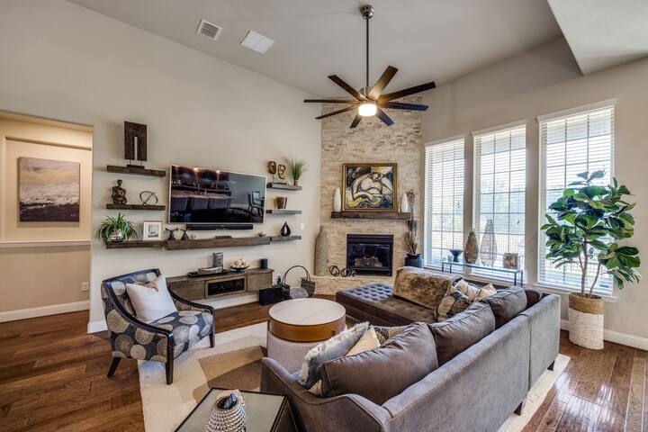 Pet Friendly 4-Bedroom Home gallery image 2