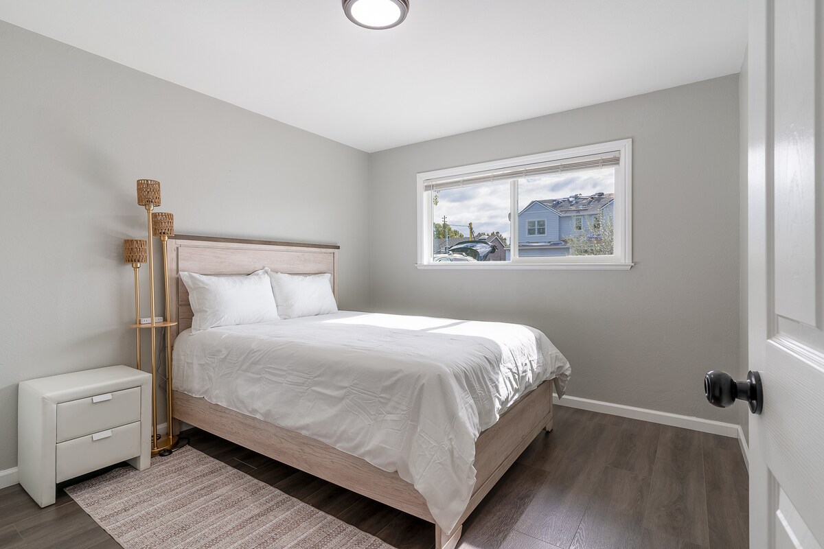 Леглото, матракът, настолната лампа и  спалното бельо в спалнята, включително възглавниците, чаршафите и завивките, са съвсем нови.



