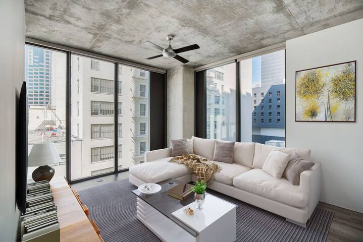 2 Bed 2 Bath Contemporary High-Rise gallery image 2