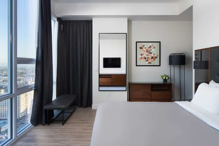 2 Bed 2 Bath Stylish Luxury Premium High-Rise gallery image 5