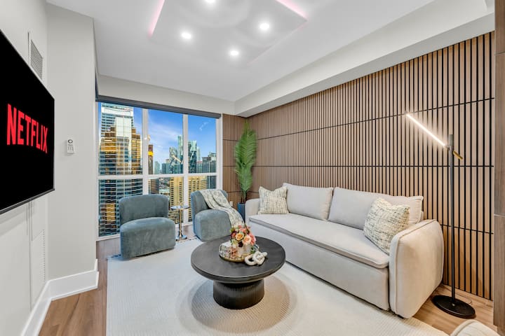 Lux Stylish Condo | CN Tower + Lake View | Sleeps7