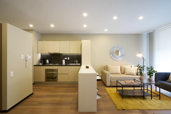 Sala con Balcón
Sofa cama doble 
Internet
Estudio
Amplia cocina totalmente equipada 