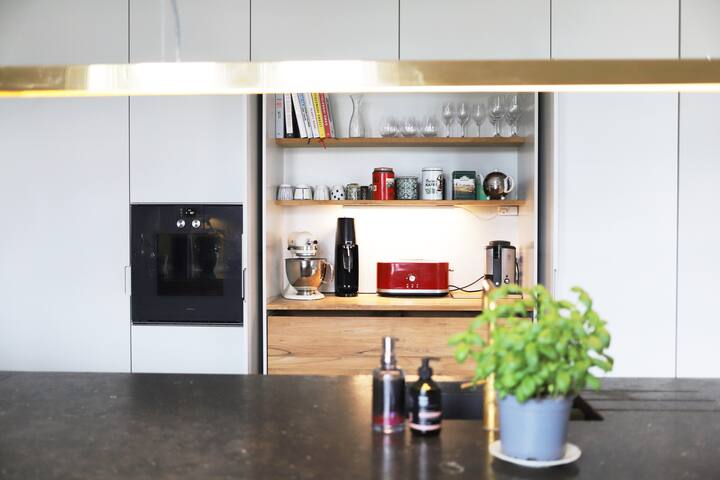 Luxurious, spacious apartment, lake view gallery image 5