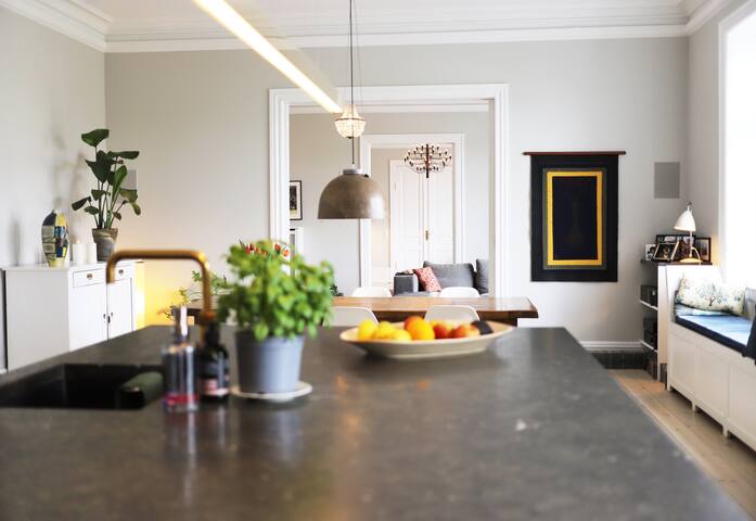 Luxurious, spacious apartment, lake view gallery image 2