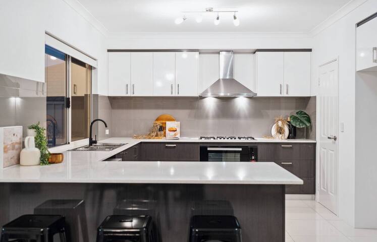 Spacious Family Home in Gwelup – Secure Location gallery image 5