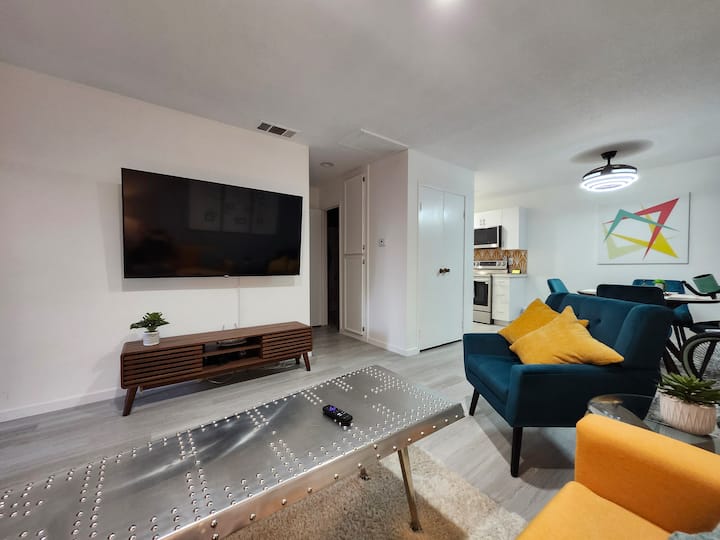 Modern 1st Level Close To Pool - Palm Springs, CA