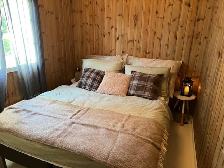 Soverom med dobbeltseng (150 cm).