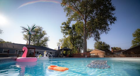 Lush Hideaway w/ HotTub & Pool 6 mins kings Island