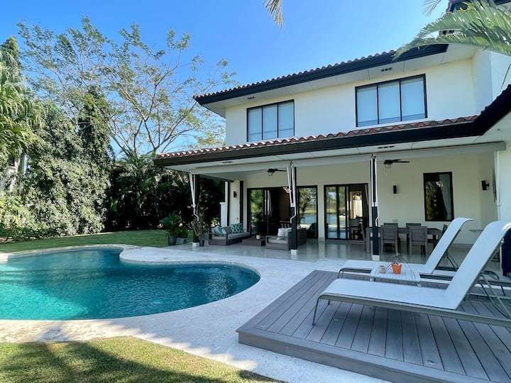 Spacious 4-Bedroom Family House in Laguna
