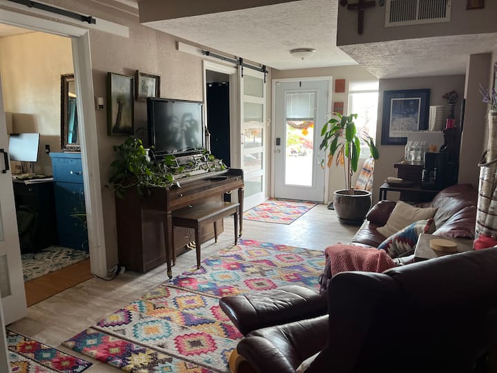 Private Rooms Near Hills - Albuquerque, NM
