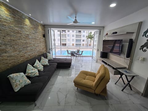 Top Airbnb: Luxurious Vacation Apartment with Air Conditioning in Girardot