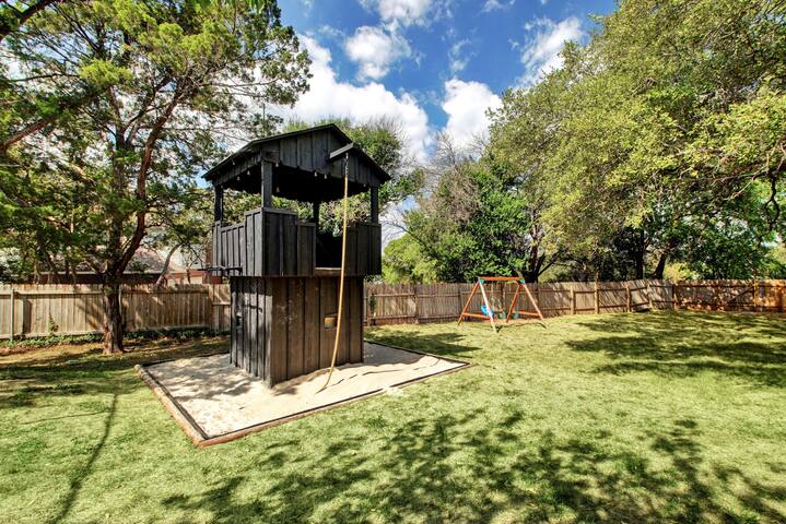 Austin Oasis: Pool, Pickleball, Hot Tub, Sleeps 10 gallery image 5