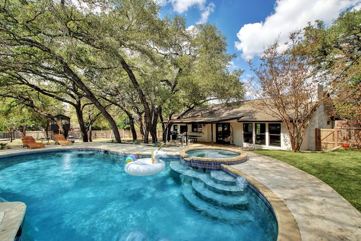 Austin Oasis: Pool, Pickleball, Hot Tub, Sleeps 10