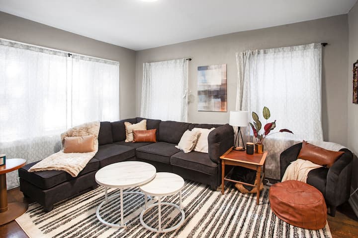Updated 2 Bdrm Apt | Near Plaza - Kansas City, MO