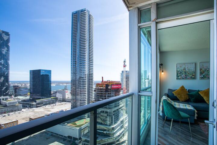 Free Parking 2BR near CN Tower Scotiabank Arena gallery image 2