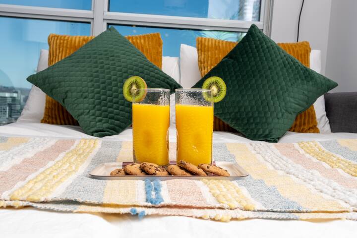 Free Parking 2BR near CN Tower Scotiabank Arena gallery image 3